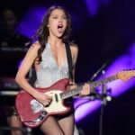 Olivia Rodrigo con su guitarra en el escenario