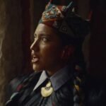 Renata Flores en el videoclip de Lambrascha