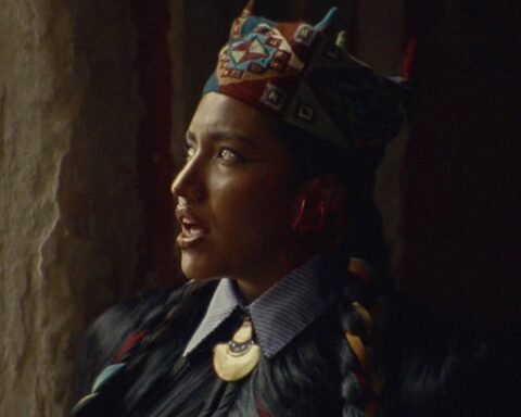 Renata Flores en el videoclip de Lambrascha