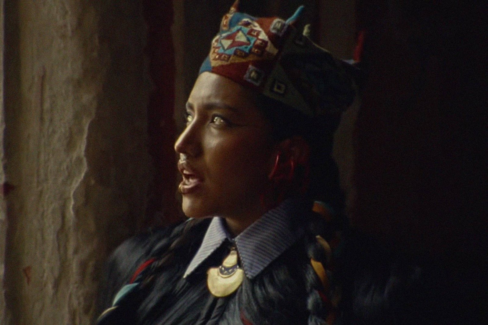 Renata Flores en el videoclip de Lambrascha