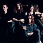 The Cranberries sentados en un sofá