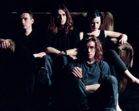 The Cranberries sentados en un sofá