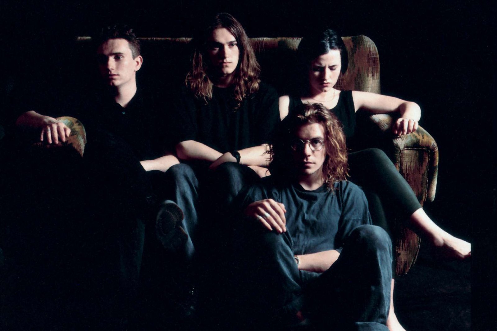 The Cranberries sentados en un sofá