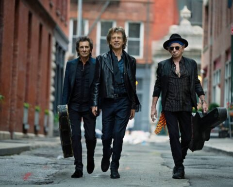 The Rolling Stones caminando en un callejón