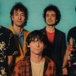 The Strokes posando con fondo turquesa