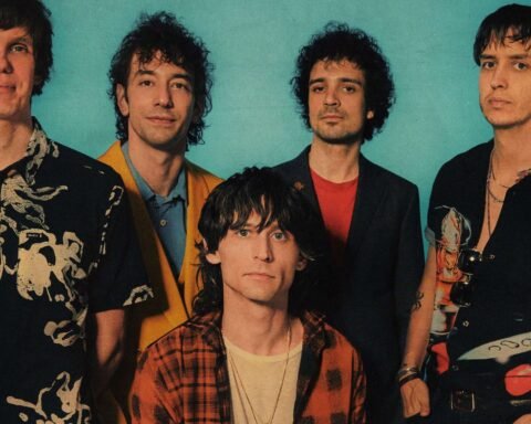 The Strokes posando con fondo turquesa
