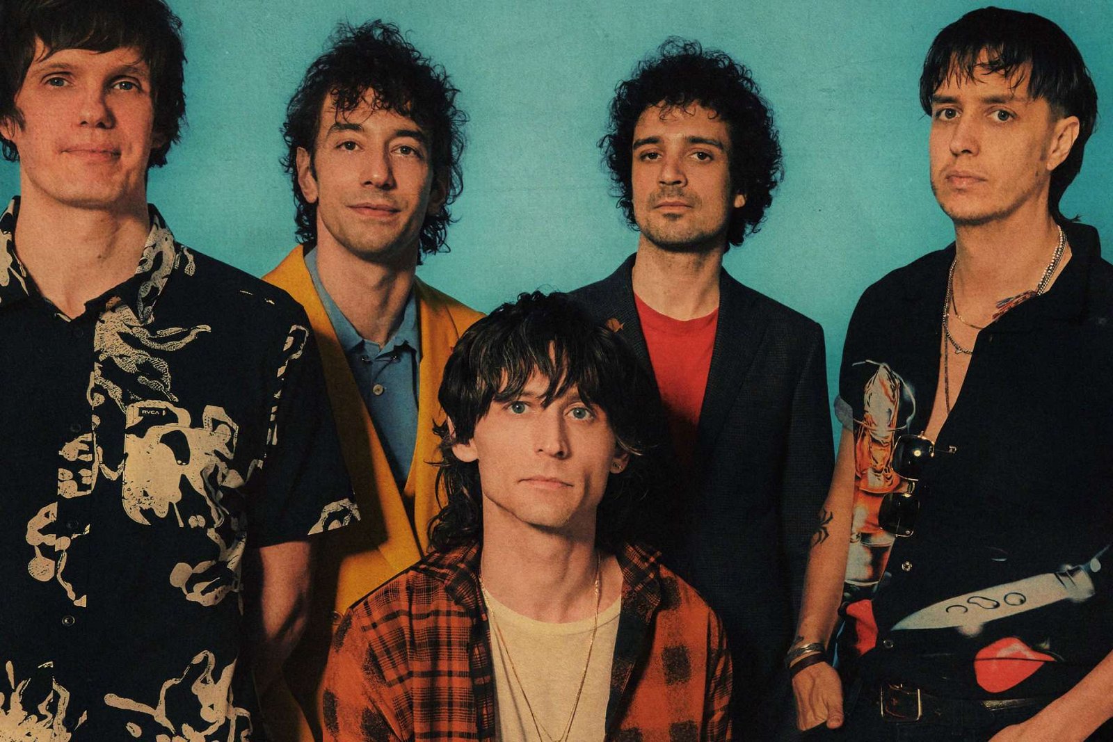 The Strokes posando con fondo turquesa
