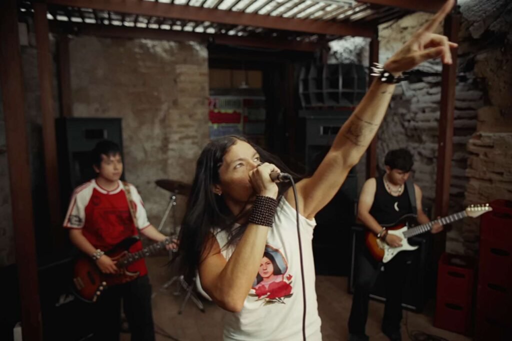 A.CHAL sosteniendo un micrófono