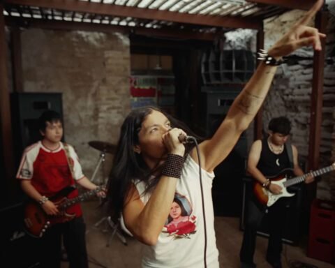 A.CHAL sosteniendo un micrófono