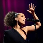 Alicia Keys cantando en el escenario