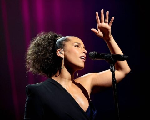 Alicia Keys cantando en el escenario