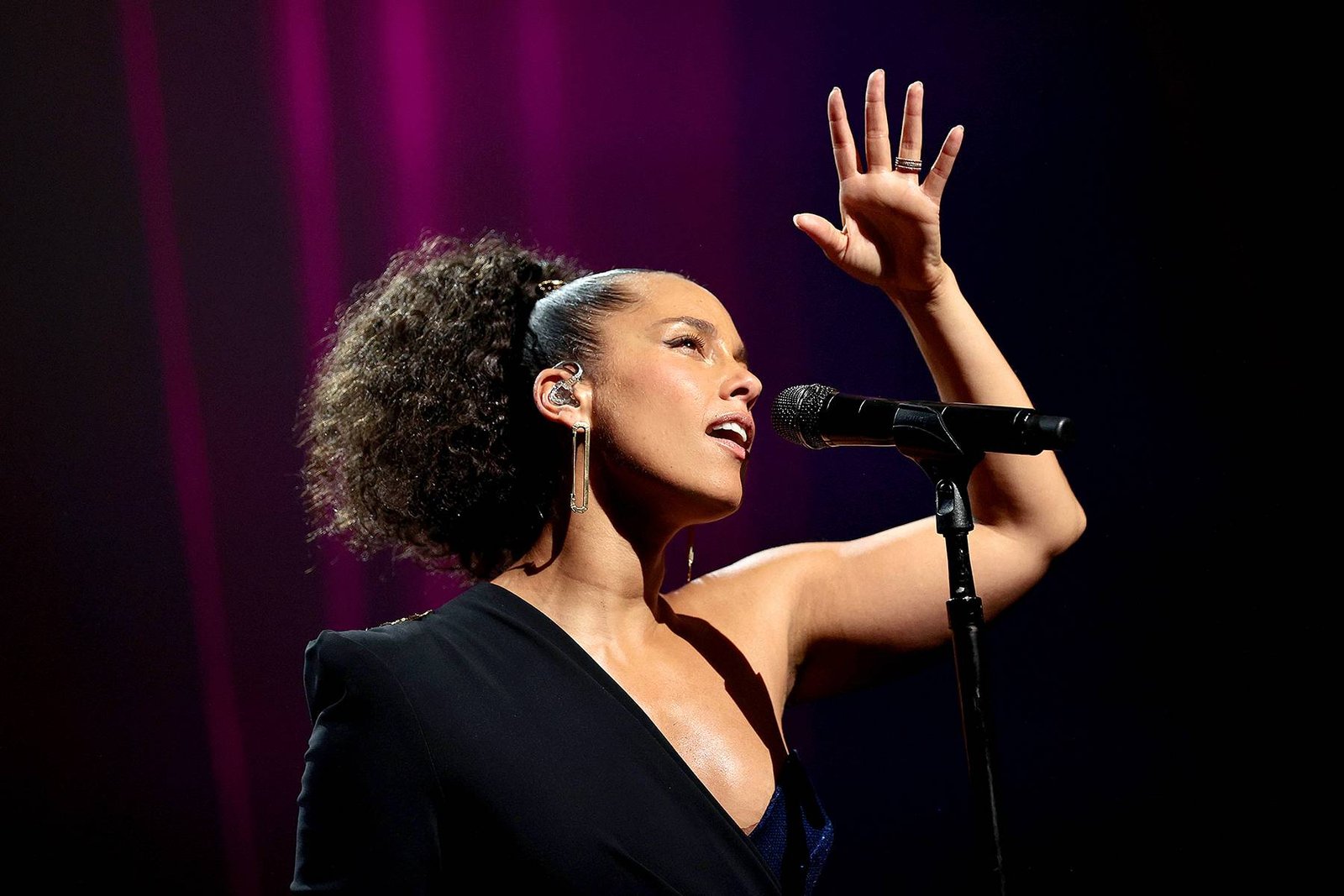 Alicia Keys cantando en el escenario