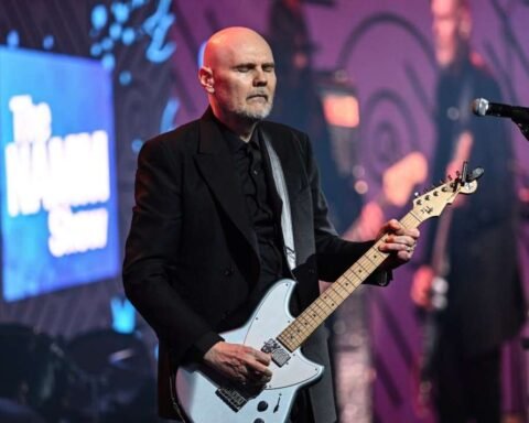 Billy Corgan sobre el escenario con Smashing Pumpkins