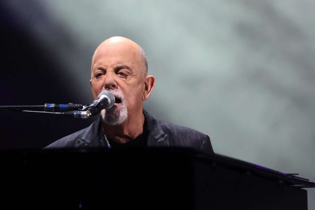 Billy Joel con un traje negro