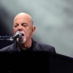 Billy Joel con un traje negro