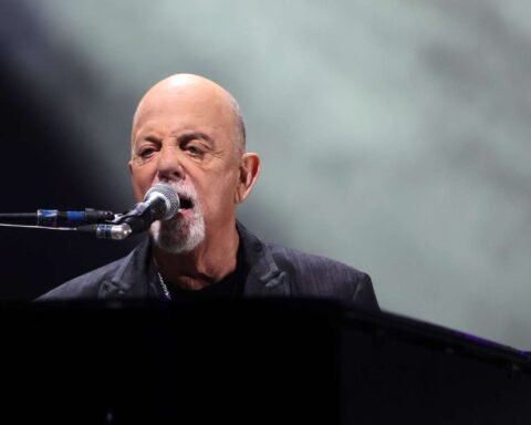 Billy Joel con un traje negro