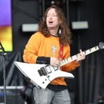 Brady Ebert de Turnstile en el escenario