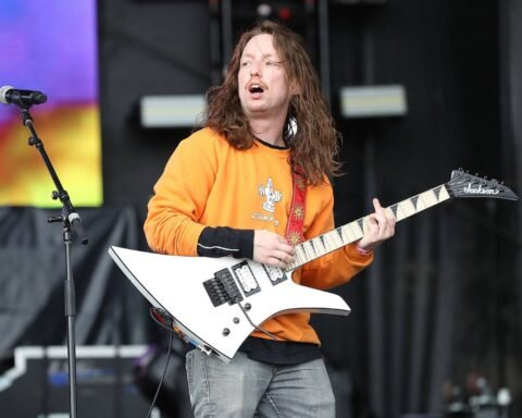 Brady Ebert de Turnstile en el escenario