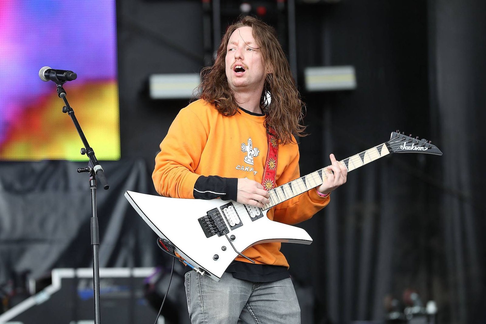 Brady Ebert de Turnstile en el escenario