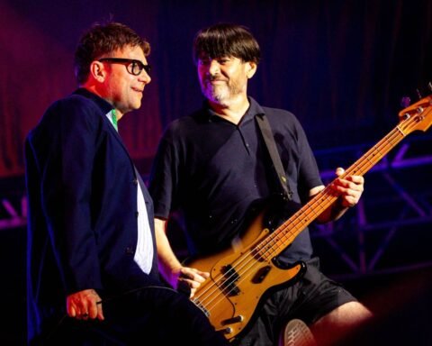 Alex James y Damon Albarn en el escenario