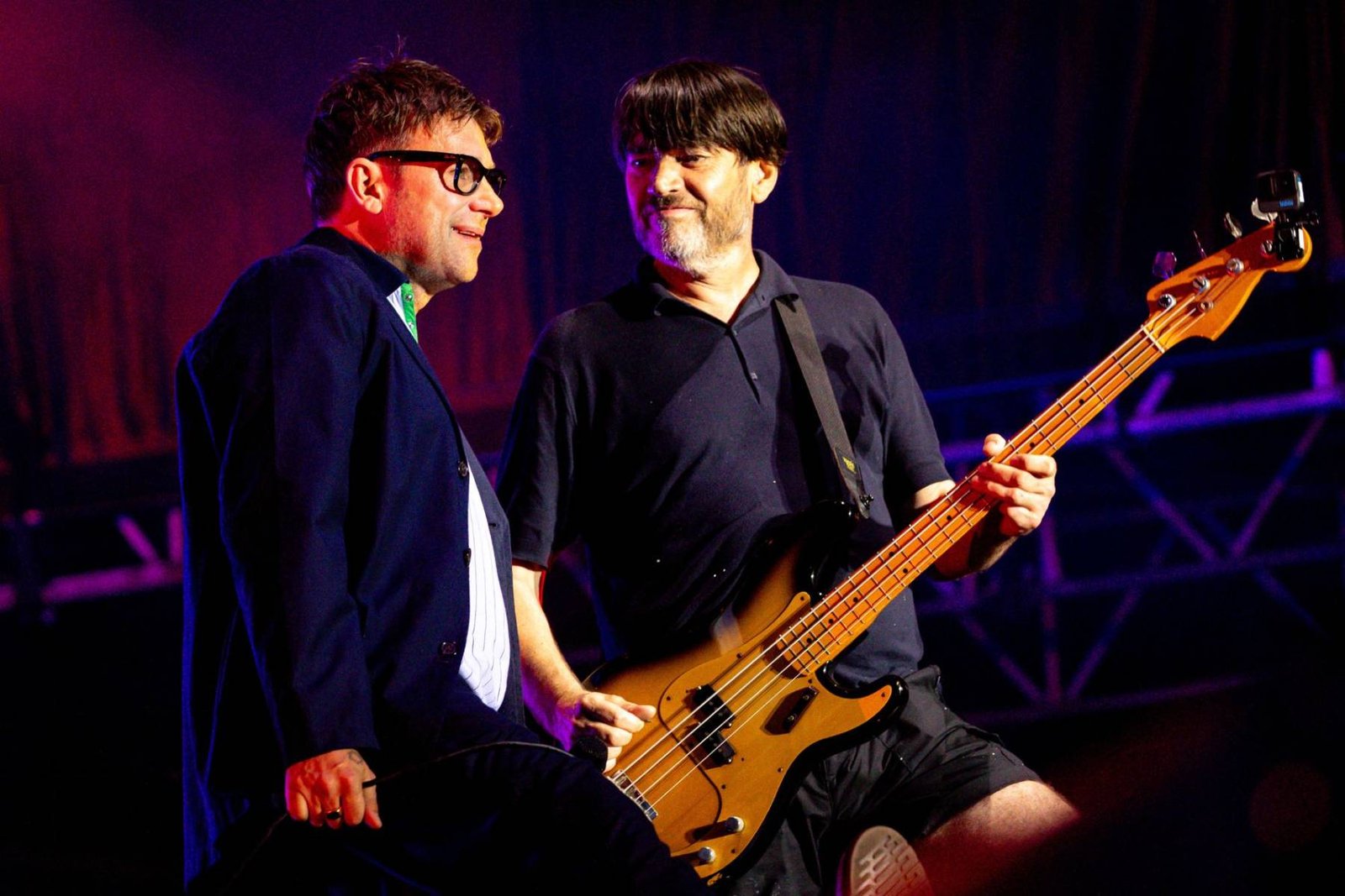 Alex James y Damon Albarn en el escenario
