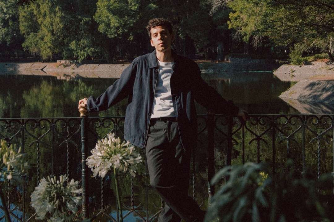 El Mulu posando en una laguna