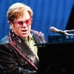 Elton John al piano en el escenario