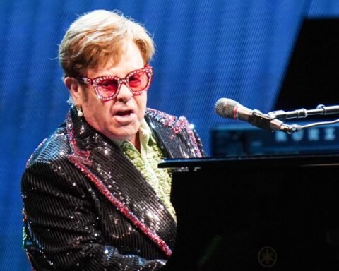 Elton John al piano en el escenario