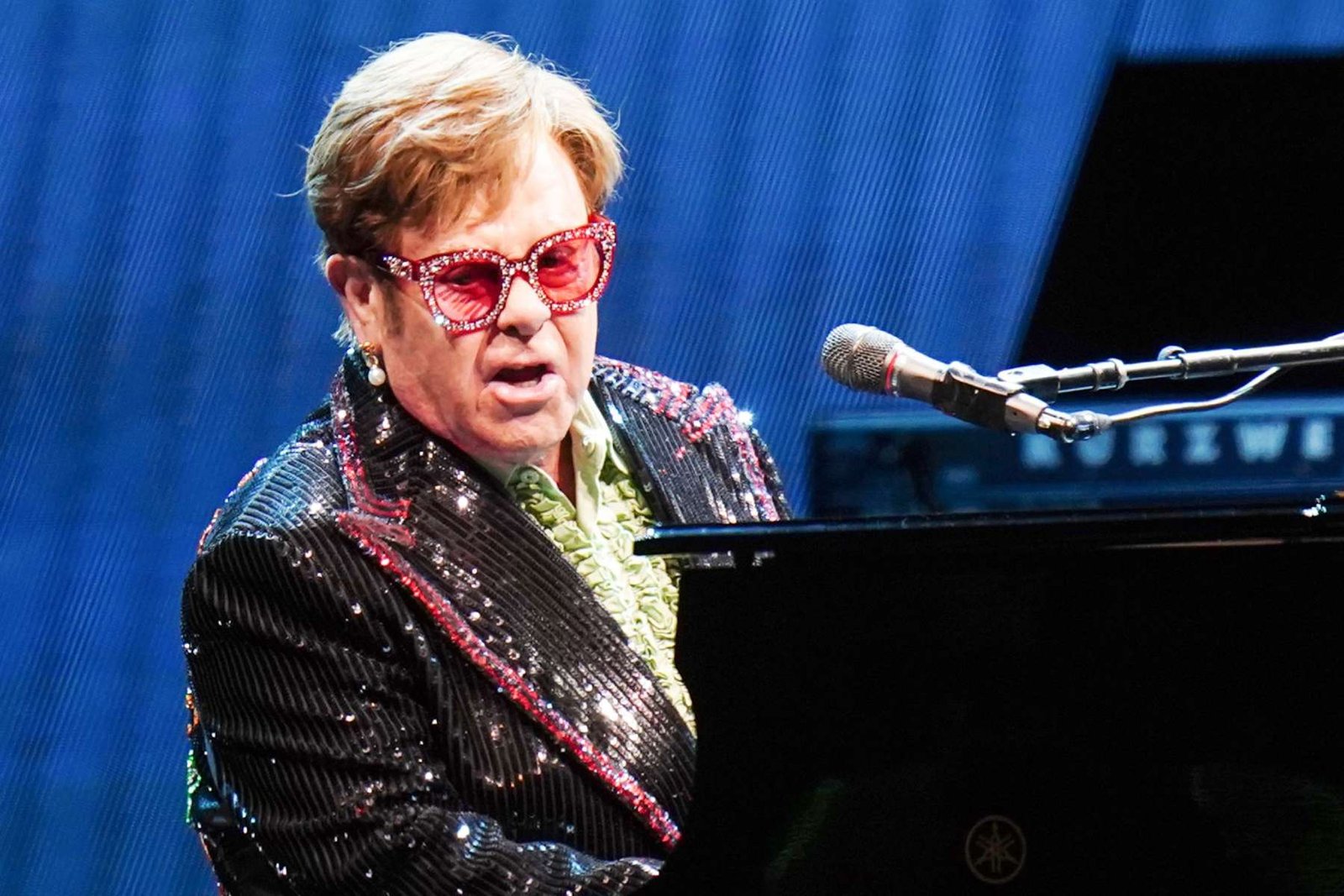 Elton John al piano en el escenario