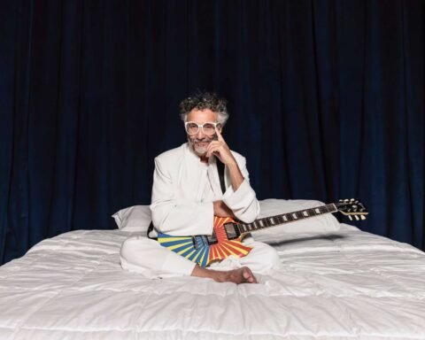 Fito Páez en una cama con su guitarra