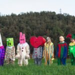 Funky Munchies posando en un campo