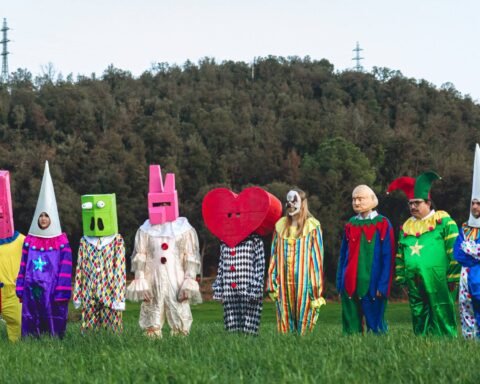 Funky Munchies posando en un campo