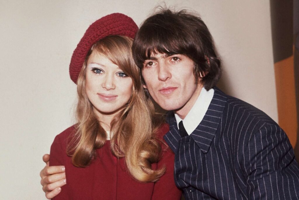 George Harrison abrazando a Pattie Boyd