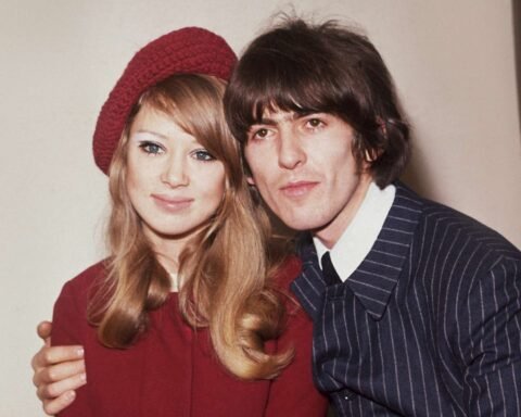 George Harrison abrazando a Pattie Boyd