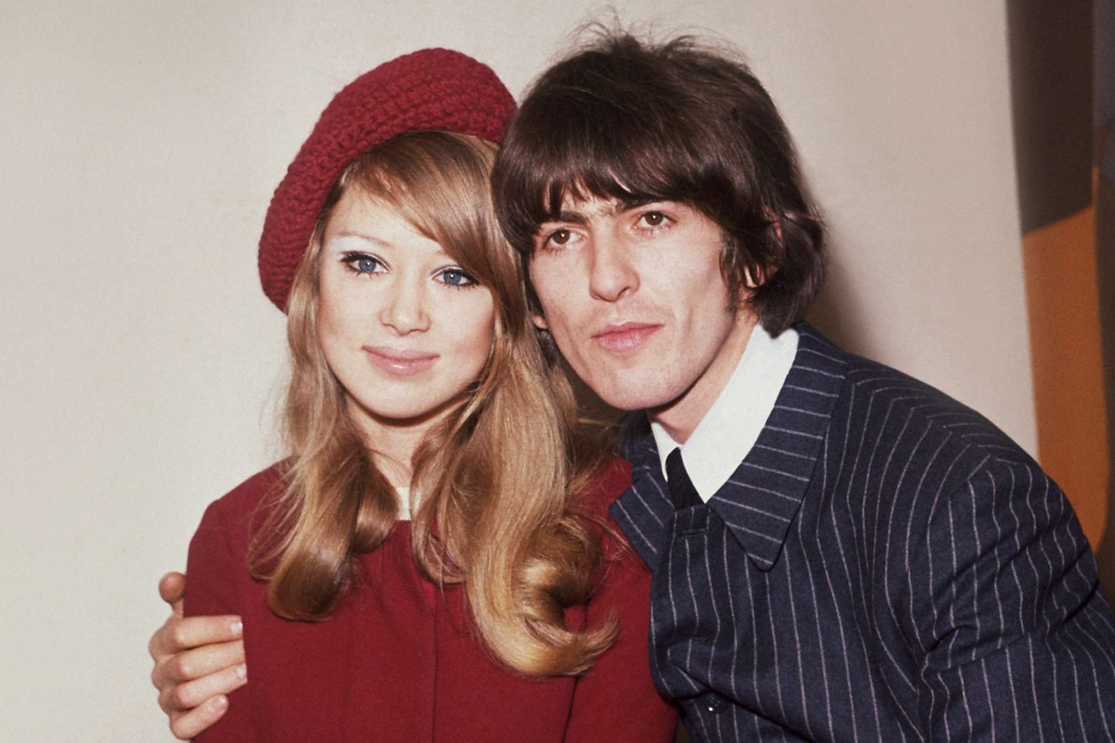 George Harrison abrazando a Pattie Boyd