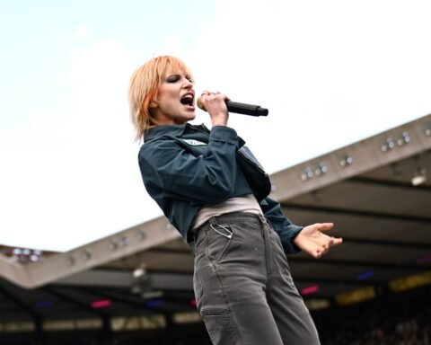 Hayley Williams sobre el escenario