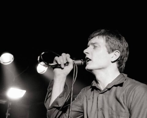 Ian Curtis en el escenario