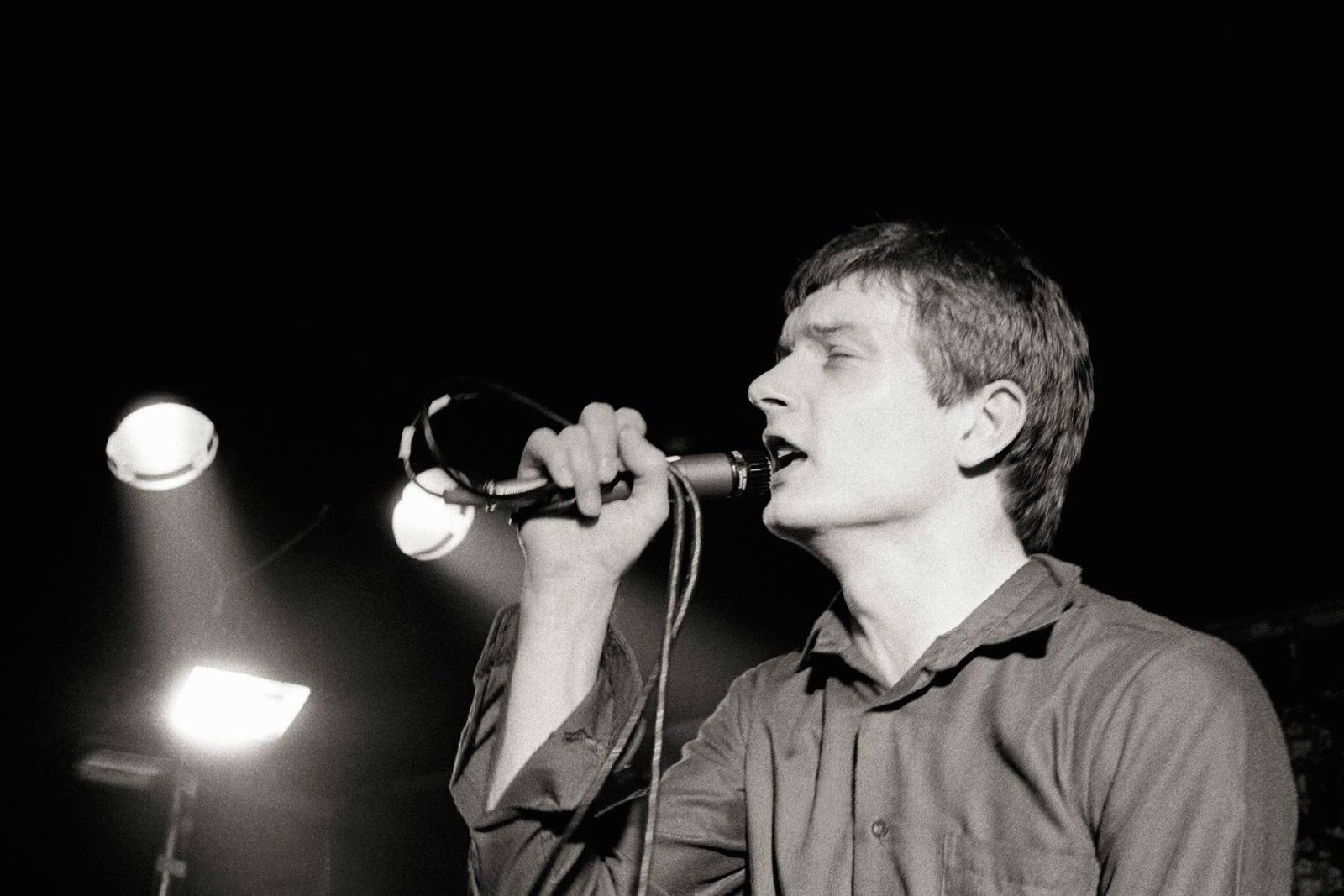 Ian Curtis en el escenario
