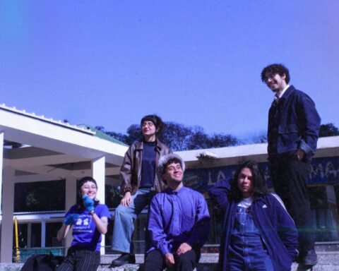 Inundaremos posando con un cielo azul