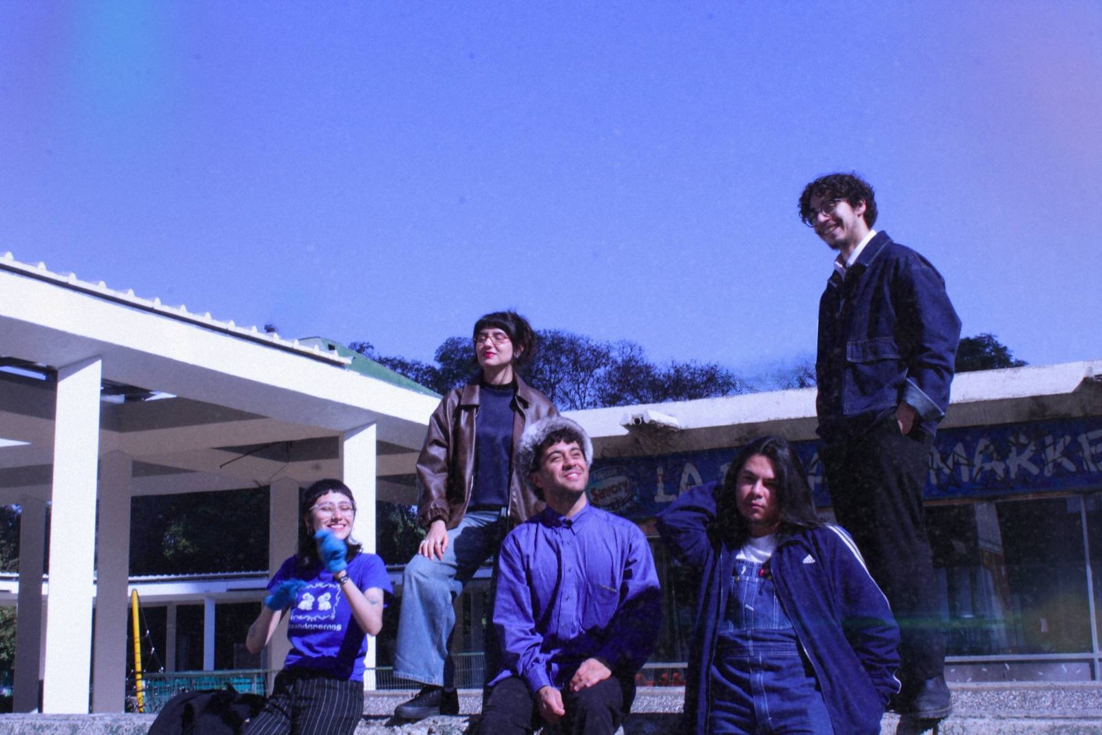 Inundaremos posando con un cielo azul