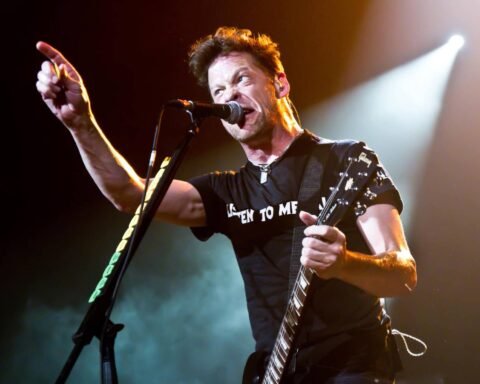 Jason Newsted en el escenario