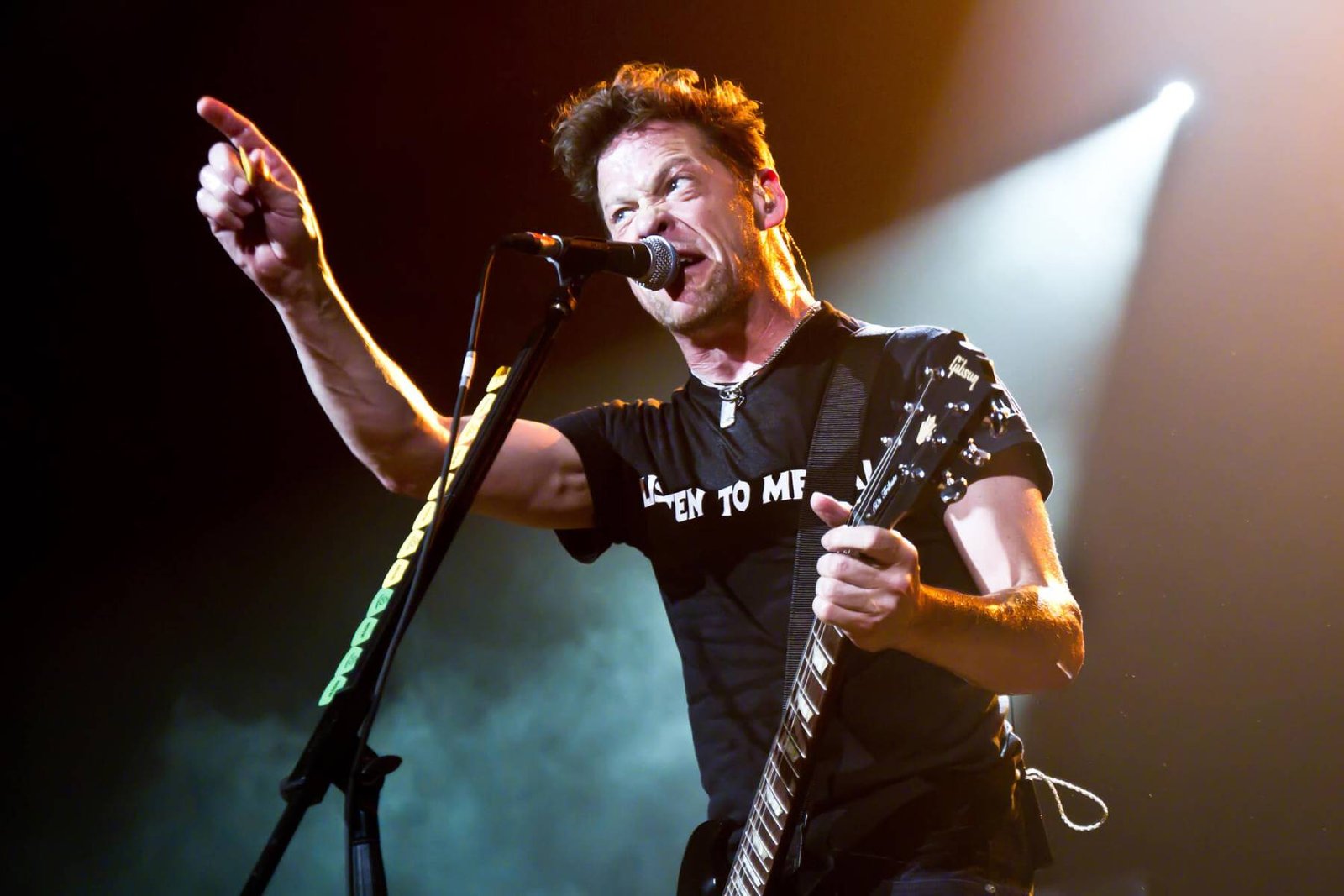 Jason Newsted en el escenario