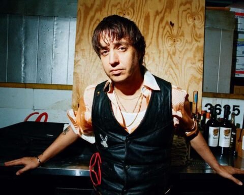 Julian Casablancas de The Strokes en el estudio
