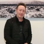 Julian Lennon posando con un cuadro