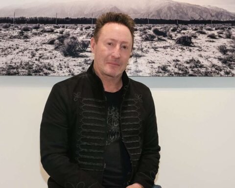 Julian Lennon posando con un cuadro