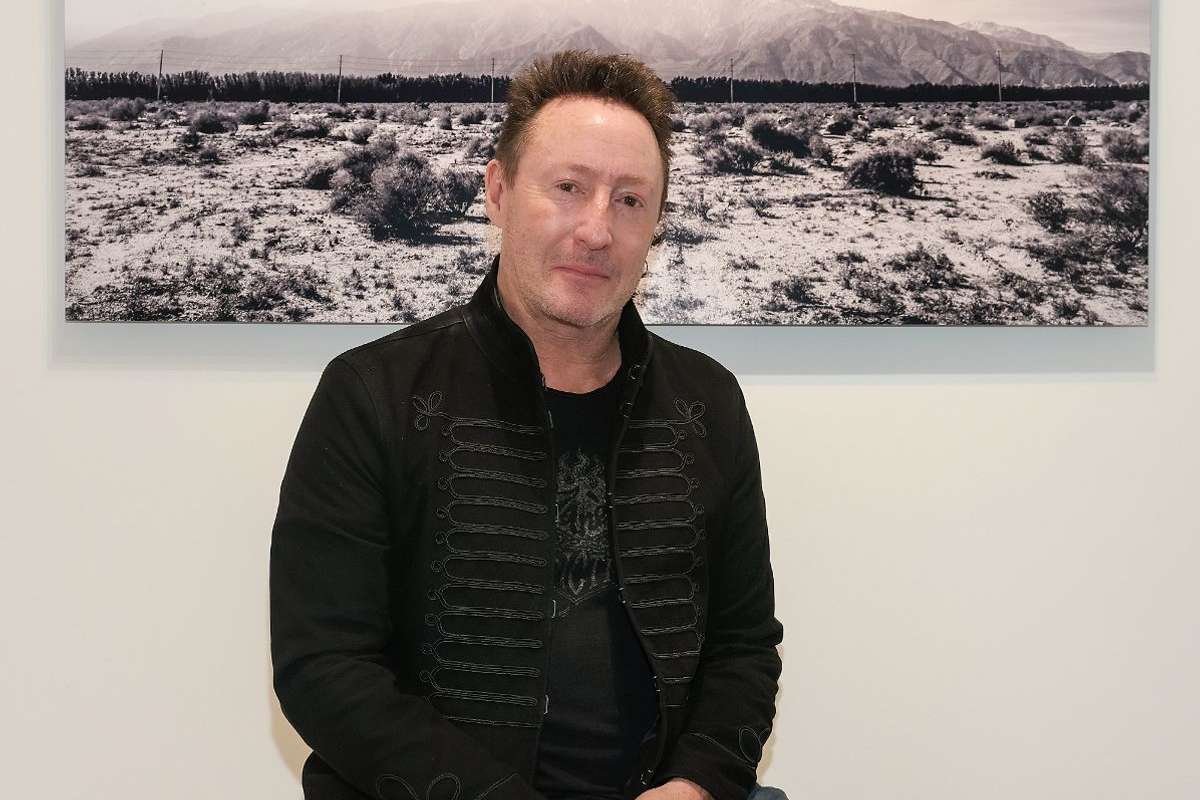 Julian Lennon posando con un cuadro