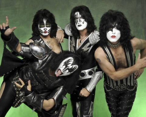 Kiss posando con fondo verde