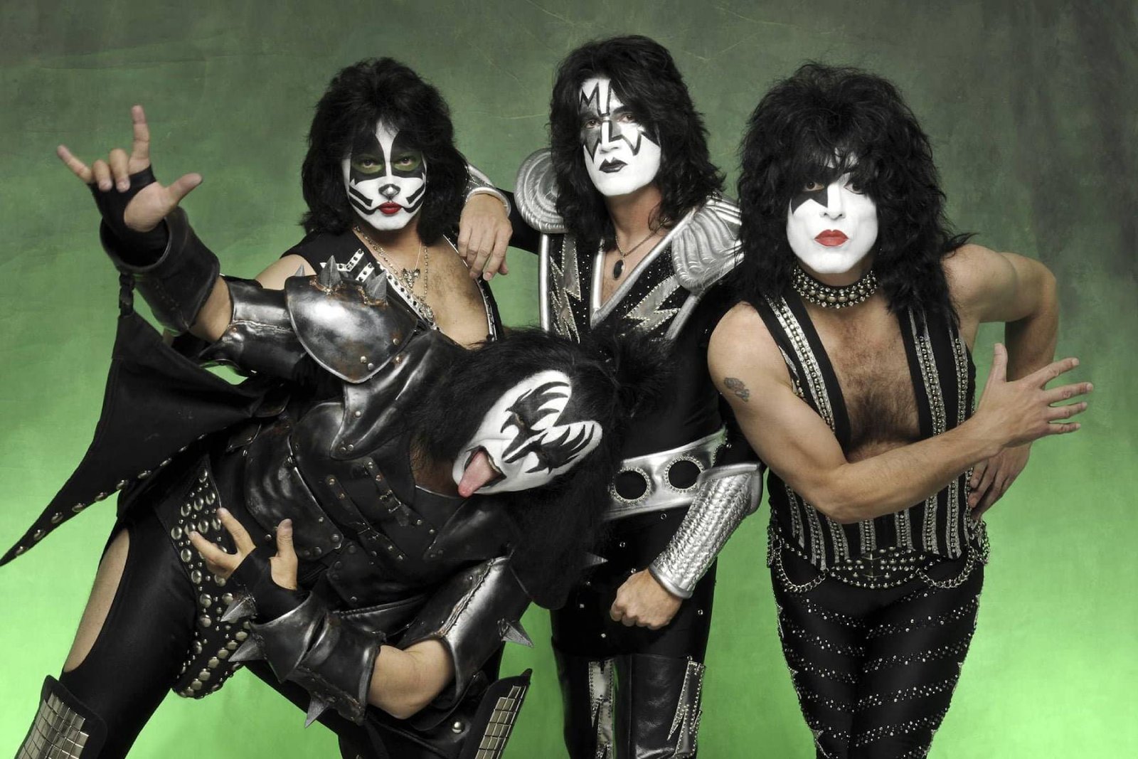 Kiss posando con fondo verde