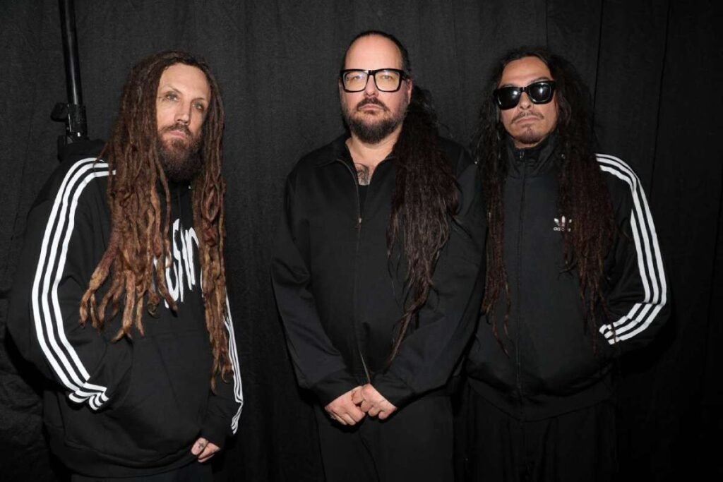 Korn con sus casacas Adidas