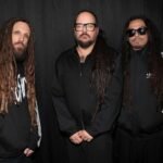 Korn con sus casacas Adidas